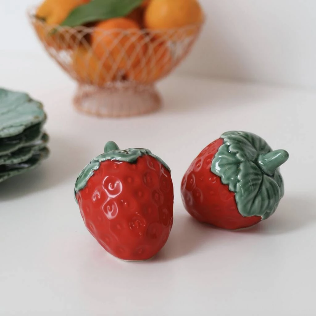 &klevering Strawberry Salt and Pepper Pots 7 &klevering Strawberry Salt and Pepper Pots