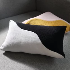 &klevering Black and White Wavy Rectangle Cushion (50 x 30cm)