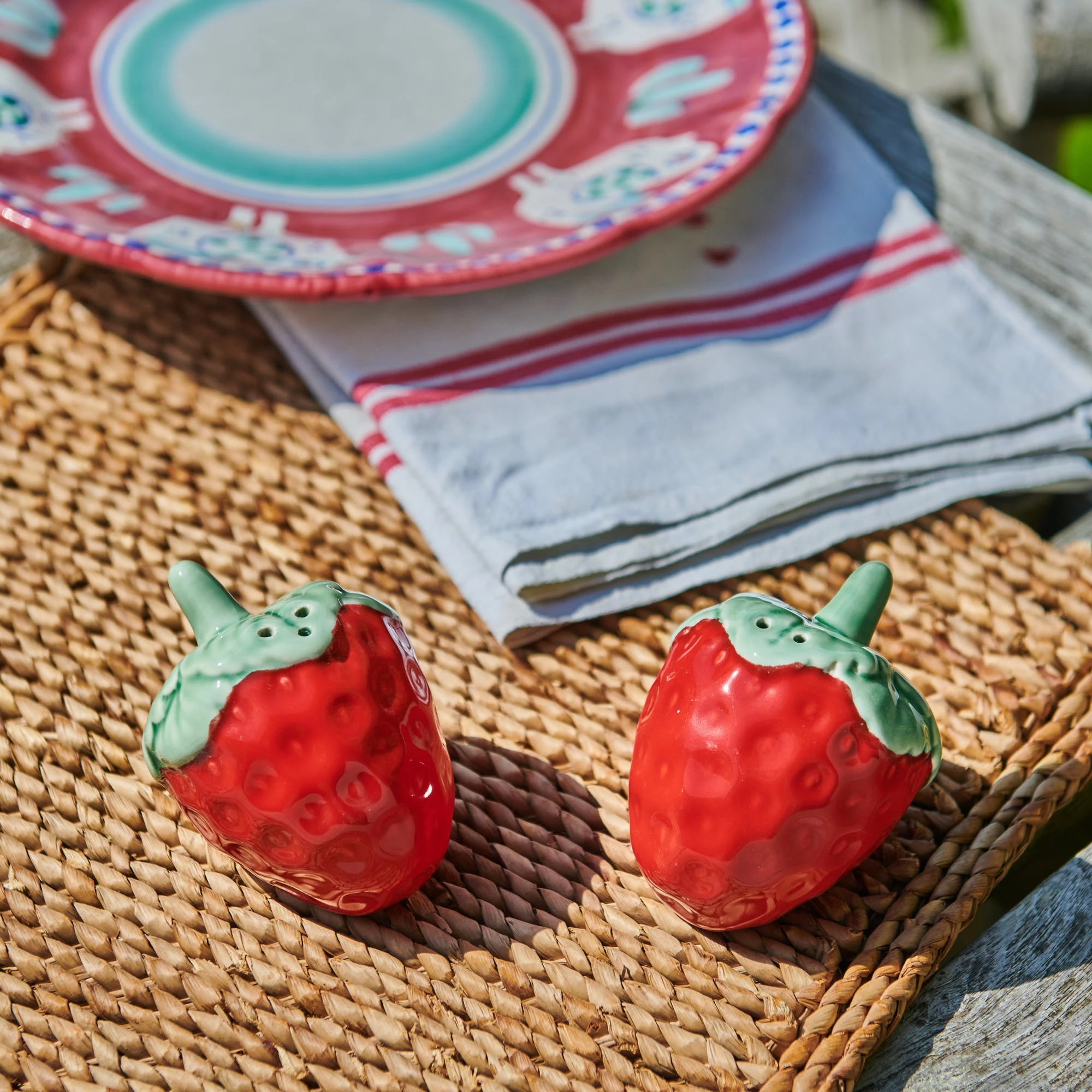 &klevering Strawberry Salt and Pepper Pots 6 &klevering Strawberry Salt and Pepper Pots