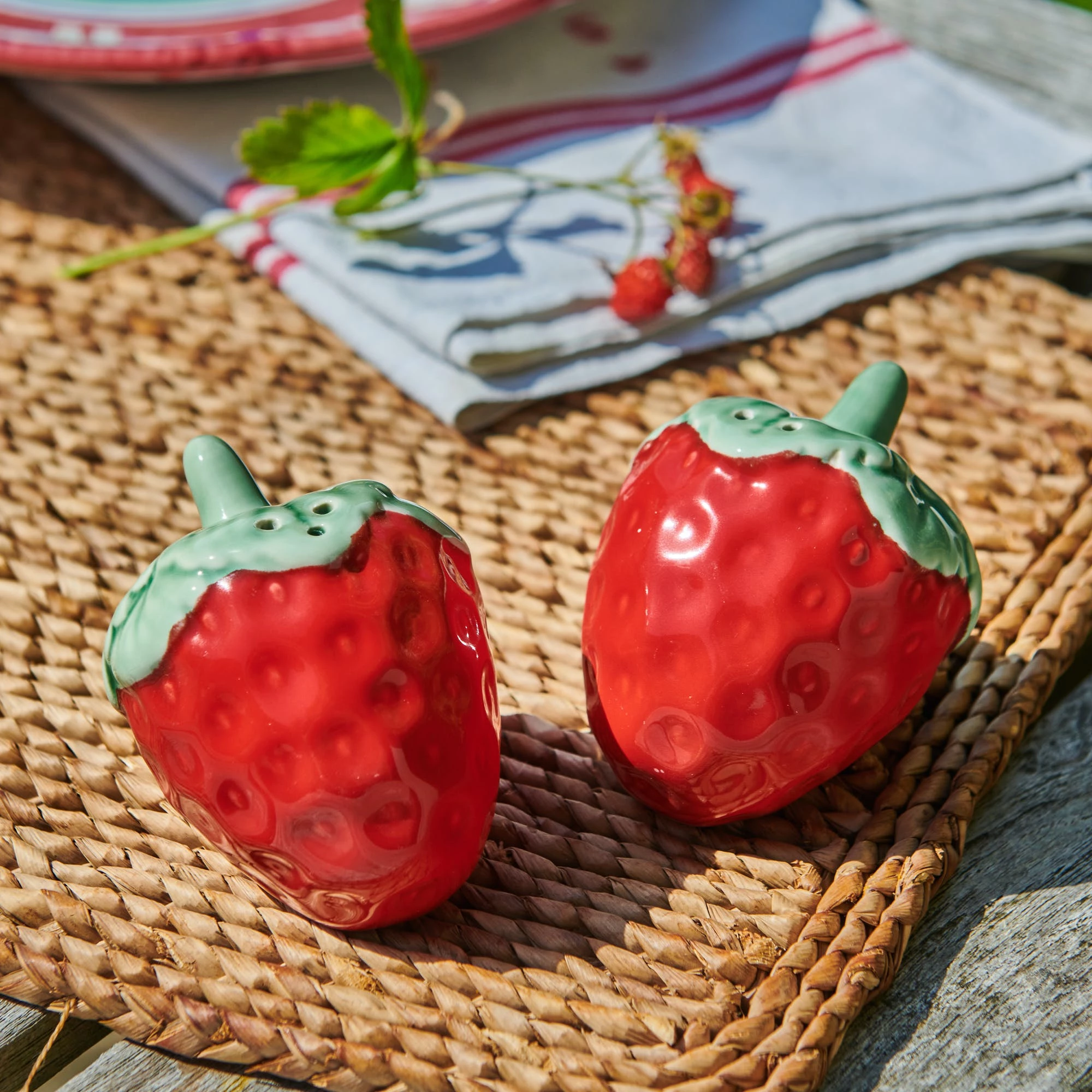 &klevering Strawberry Salt and Pepper Pots 4 &klevering Strawberry Salt and Pepper Pots